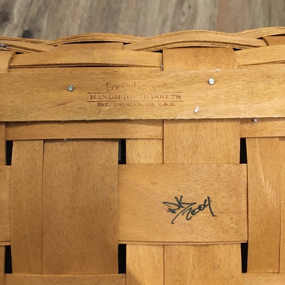 Longaberger Larger Picnic Basket #10324 / 2007 - Picture 15 of 16